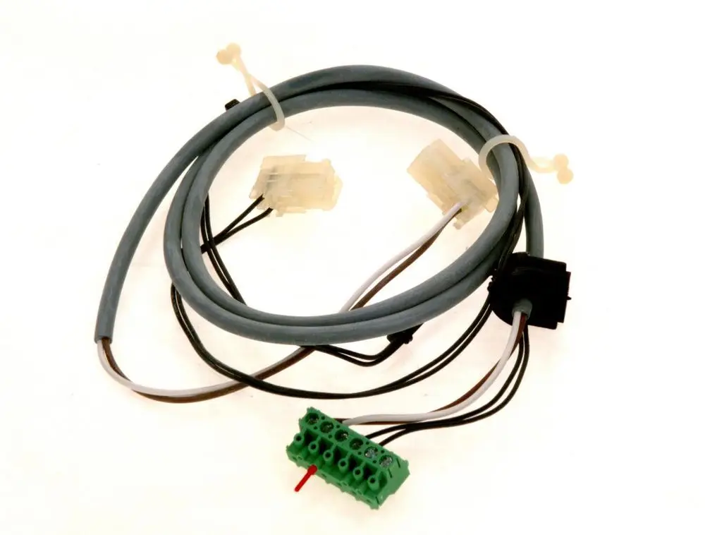 BOSCH Kabel mit mehreren Anschlüssen, einschließlich grüner Stecker und mehrerer Kabelverbindungen, geeignet für elektrische Anwendungen.